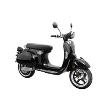 Eleganten črn električni skuter Efo Ev4000 parkiran, izpostavlja svoj retro dizajn in moderne funkcije