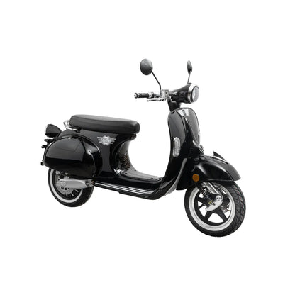 Eleganten črn električni skuter Efo Ev4000 parkiran, izpostavlja svoj retro dizajn in moderne funkcije