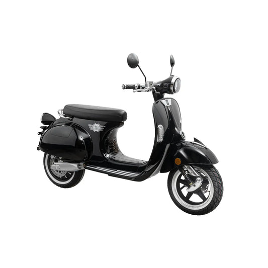 Eleganten črn električni skuter Efo Ev4000 parkiran, izpostavlja svoj retro dizajn in moderne funkcije