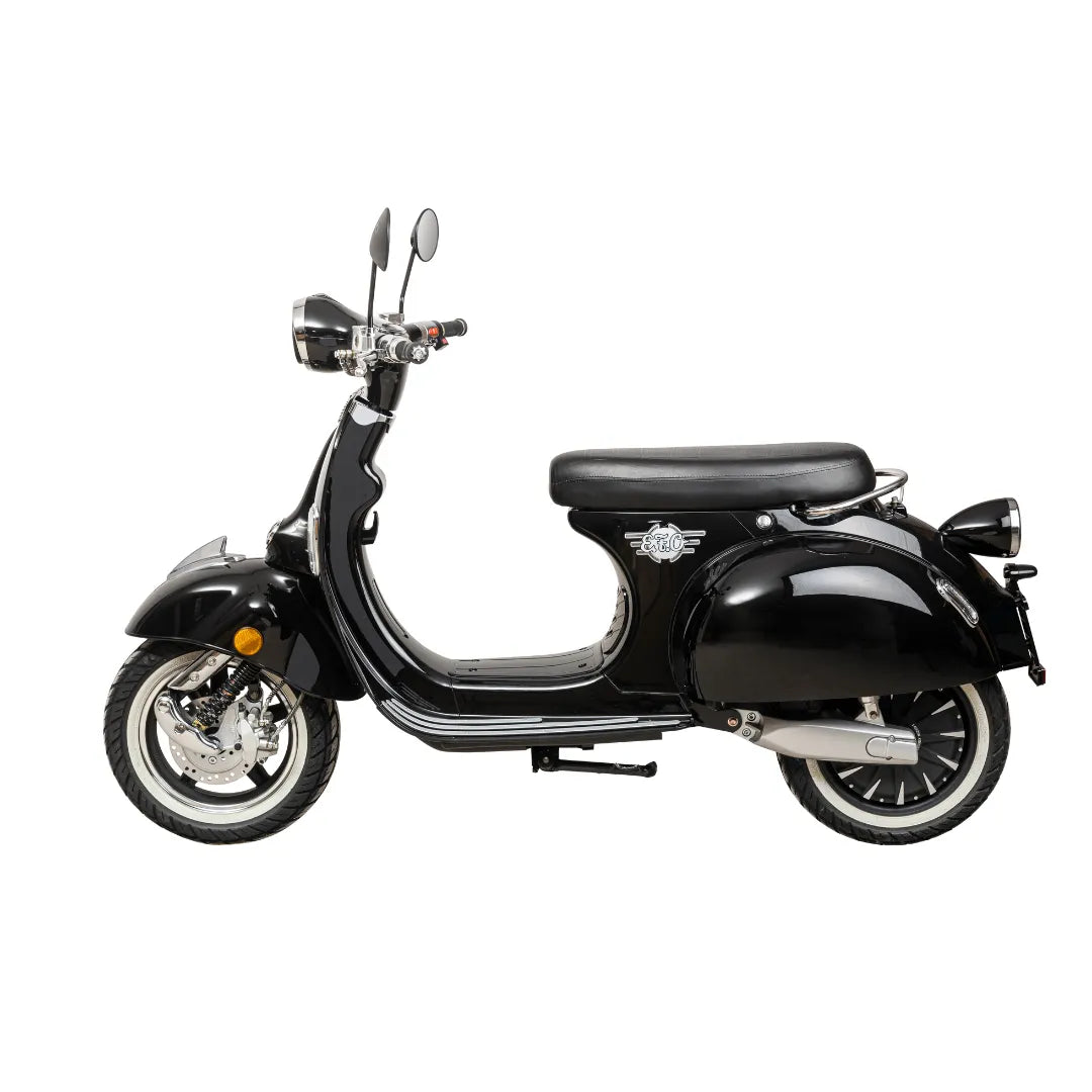 Stranski pogled elegantnega črnega električnega skuterja Efo Ev4000 z vintage dizajnom.