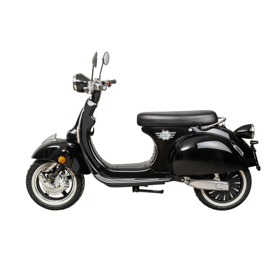 Stranski pogled elegantnega črnega električnega skuterja Efo Ev4000 z vintage dizajnom.