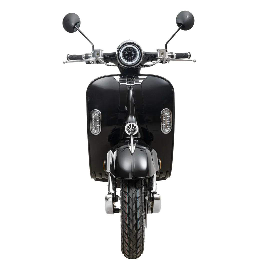 Sprednji pogled električnega skuterja Efo Ev4000, ki prikazuje njegovo elegantno obliko in veliko pnevmatiko.