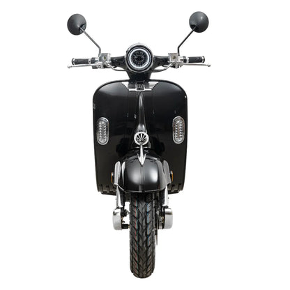 Sprednji pogled električnega skuterja Efo Ev4000, ki prikazuje njegovo elegantno obliko in veliko pnevmatiko.