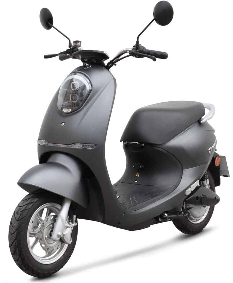 Izdelek na sliki je električni skuter, znamke Yadea, model C-Umi. Skuter ima sodoben dizajn s preprosto in elegantno obliko ter je opremljen z velikimi sprednjimi lučmi in širokimi ogledali. Barva je mat črna, kar mu daje moderen videz. Na sliki so vidni tudi široki pnevmatiki, kar prispeva k stabilnosti in udobni vožnji.