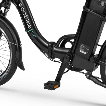 Na sliki je električno kolo znamke Ecobike, model Even. Vidna je spodnja del kolesa, kjer se nahajajo pedala in baterija. Kolo ima črno barvo, s poudarjenimi elementi, kot so pedala in del okvirja. Baterija je nameščena na okvirju, kar omogoča enostavno vožnjo in večjo udobnost.