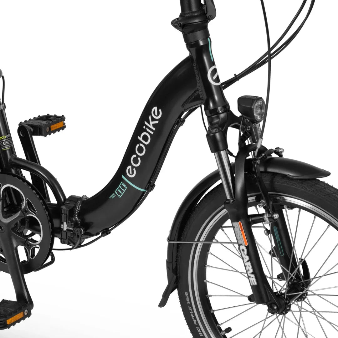 Izdelek na sliki je električno kolo znamke Ecobike, model Even. Na sliki je vidna sprednja polovica kolesa, ki vključuje okvir, prednje vilice, pedal in luč. Kolo je v črni barvi z značilnimi modrimi in belimi detajli, kar mu daje sodoben videz.