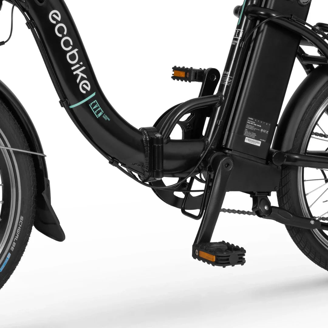 Izdelek na sliki je električno kolo znamke Ecobike, model Even. Na sliki je vidna spodnja polovica kolesa, kjer se nahajajo pedal, okvir in baterija. Kolo ima črno barvo, opremljeno je s širokimi pnevmatikami, kar nakazuje na udobno vožnjo. Vidna je tudi oznaka na okvirju, ki označuje model.