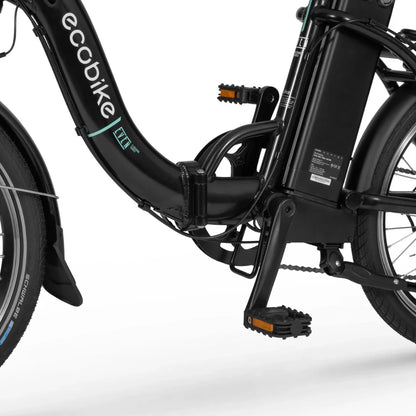 Izdelek na sliki je električno kolo znamke Ecobike, model Even. Na sliki je vidna spodnja polovica kolesa, kjer se nahajajo pedal, okvir in baterija. Kolo ima črno barvo, opremljeno je s širokimi pnevmatikami, kar nakazuje na udobno vožnjo. Vidna je tudi oznaka na okvirju, ki označuje model.