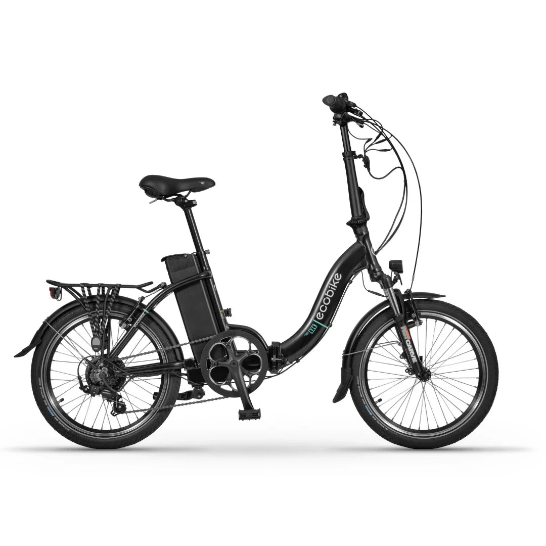 Izdelek na sliki je električno kolo znamke Ecobike, model Even. Kolo ima kompakten dizajn s manjšimi kolesi in zložljivo konstrukcijo, kar omogoča enostavno shranjevanje in prenašanje. Na sliki je vidna tudi baterija, nameščena na okvirju, ter udoben sedež in krmilo, ki sta prilagojena za udobno vožnjo. Celotna zasnova je moderna in praktična za mestno uporabo.