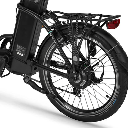 Izdelek na sliki je električno kolo znamke Ecobike, model Even. Na sliki je prikazan zadnji del kolesa, ki vključuje motor, kolo in prtljažnik. Vidna je tudi baterija, ki je nameščena na okvirju, ter detajli, kot so zavorni sistem in pnevmatikami. Celoten dizajn je minimalističen in funkcionalen, kar je značilno za električna kolesa.