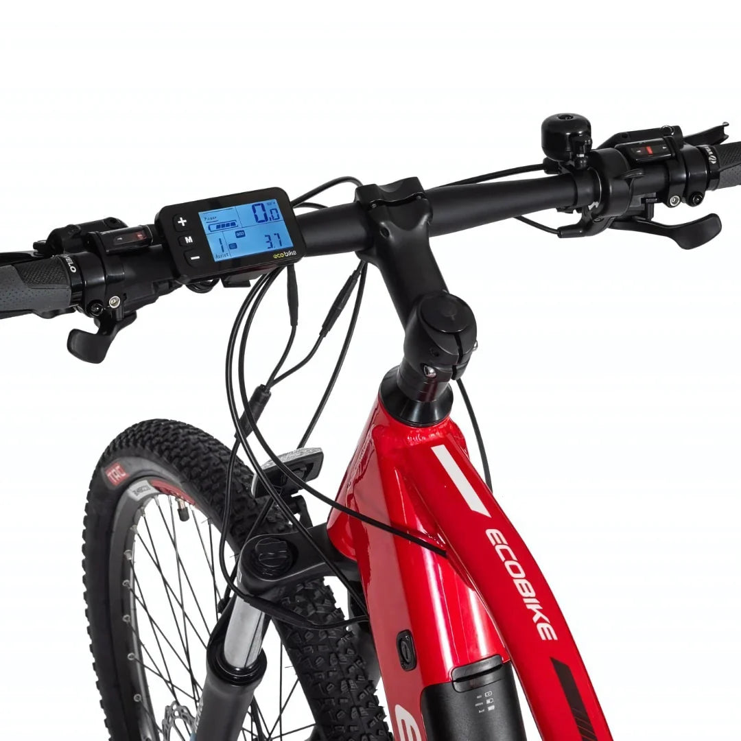 Izdelek je električno kolo znamke Ecobike, model SX-4. Na sliki so vidni krmilo in zaslon, ki prikazuje podatke o vožnji, kot so hitrost in prevožena razdalja. Kolo ima tudi gumbe za upravljanje in zvonec, kar nakazuje na njegovo funkcionalnost in uporabnost v mestnem okolju. Barva kolesa je rdeča, kar ga naredi privlačnega.