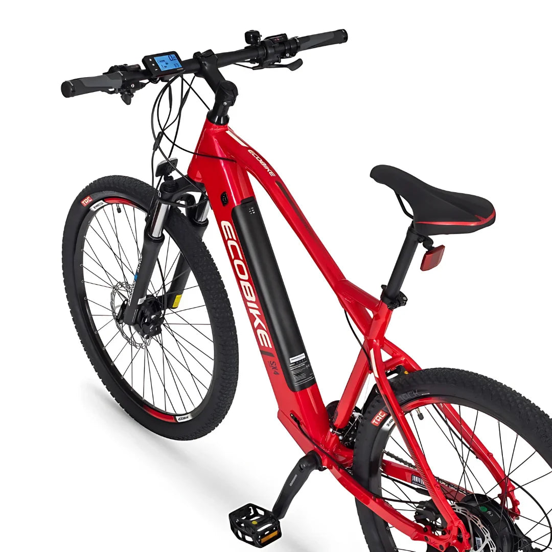 Izdelek je električno kolo znamke Ecobike, model SX-4. Na sliki je vidno rdeče kolo s širokimi gumami, kar kaže na njegovo primernost za različne terene. Ima LCD zaslon na krmilu, ki prikazuje informacije o vožnji, ter udobno sedežno. Kolo je zasnovano za aktivno in udobno vožnjo.