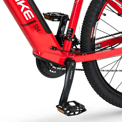 Na sliki je električno kolo znamke Ecobike, model SX-4. Vidna je spodnja polovica kolesa, kjer so prikazani pedal, verižnik in del okvirja. Kolo je v svetlo rdeči barvi, pedal je črn in ima široko platformo za udobno vožnjo. Na verižniku je oznaka znamke Shimano, kar nakazuje na kakovostne komponente.