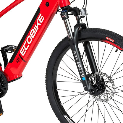 Izdelek je električno kolo znamke Ecobike, model SX4. Na sliki je vidna sprednja vilica kolesa, ki je črna in ima amortizacijo, ter rdeč okvir s prepoznavnim logotipom Ecobike. Kolo ima tudi široke gume, kar nakazuje na primernost za različne terene.