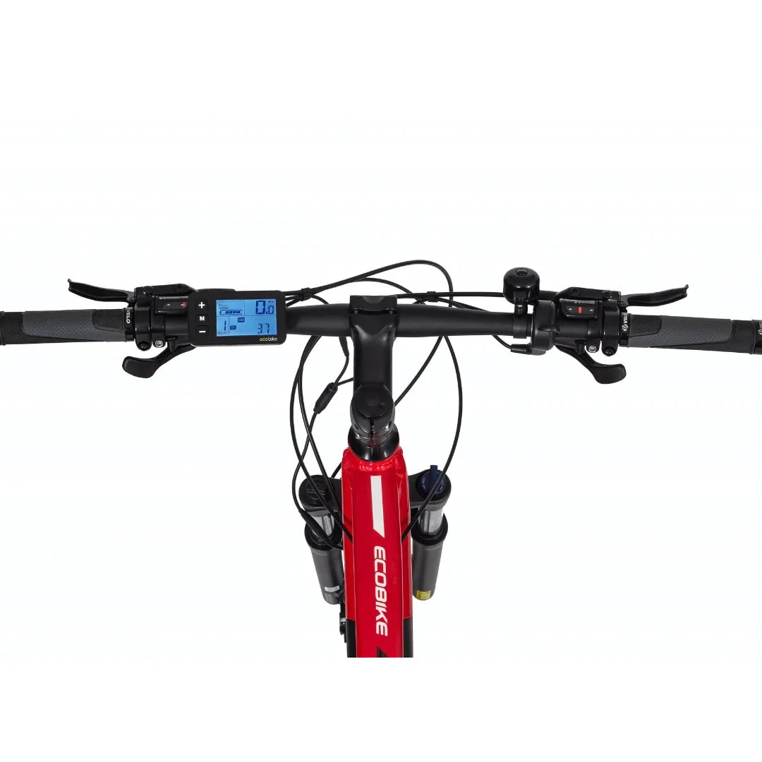 Izdelek je električno kolo, znamke Ecobike, model SX-4. Na sliki je prikazan pogled na krmilo, kjer so vidni digitalni zaslon, ročaji in krmilne komponente. Zaslon prikazuje informacije o hitrosti in prevoženi razdalji, kar omogoča enostavno spremljanje vožnje. Kolo je v rdeči barvi, kar mu daje dinamičen videz.