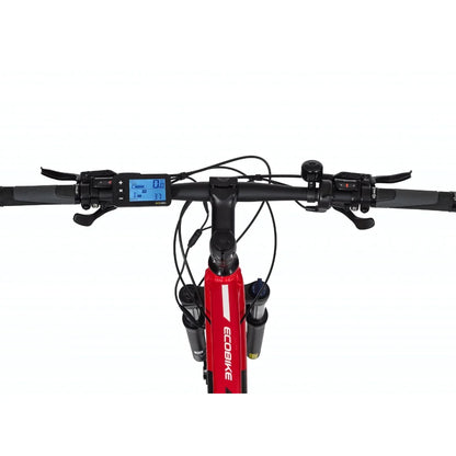 Izdelek je električno kolo, znamke Ecobike, model SX-4. Na sliki je prikazan pogled na krmilo, kjer so vidni digitalni zaslon, ročaji in krmilne komponente. Zaslon prikazuje informacije o hitrosti in prevoženi razdalji, kar omogoča enostavno spremljanje vožnje. Kolo je v rdeči barvi, kar mu daje dinamičen videz.