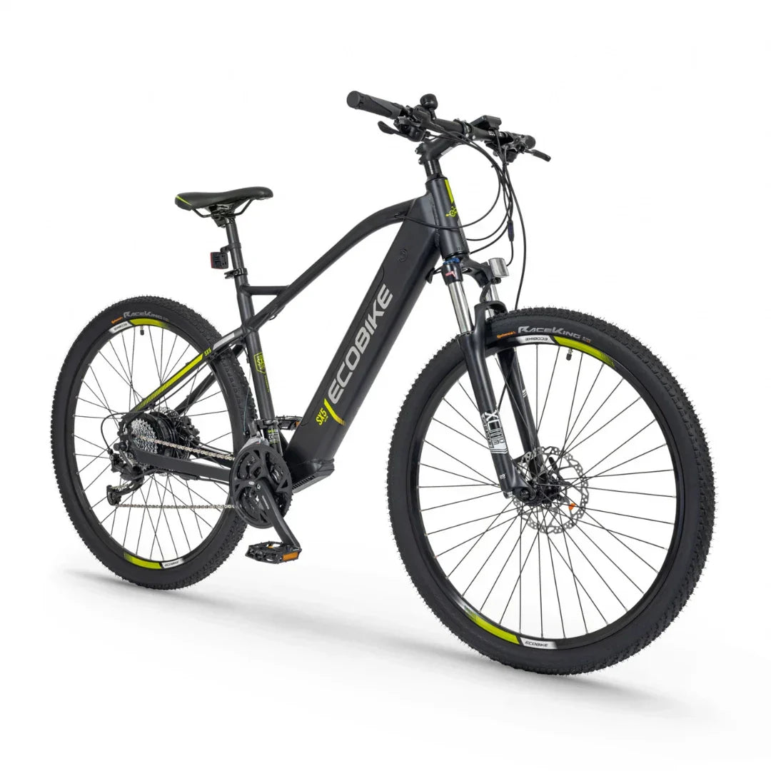 Izdelek je električno kolo, znamke Ecobike, model SX-5. Na sliki je prikazano moderno električno kolo s črnim okvirjem in rumenimi detajli. Ima široke gume, kar omogoča boljšo stabilnost in oprijem na različnih terenih. Kolo je opremljeno s prednjim vzmetenjem, kar prispeva k udobni vožnji po neravnem terenu.