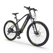 Izdelek je električno kolo, znamke Ecobike, model SX-5. Na sliki je prikazano moderno električno kolo s črnim okvirjem in rumenimi detajli. Ima široke gume, kar omogoča boljšo stabilnost in oprijem na različnih terenih. Kolo je opremljeno s prednjim vzmetenjem, kar prispeva k udobni vožnji po neravnem terenu.