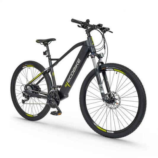 Izdelek je električno kolo, znamke Ecobike, model SX-5. Na sliki je prikazano moderno električno kolo s črnim okvirjem in rumenimi detajli. Ima široke gume, kar omogoča boljšo stabilnost in oprijem na različnih terenih. Kolo je opremljeno s prednjim vzmetenjem, kar prispeva k udobni vožnji po neravnem terenu.