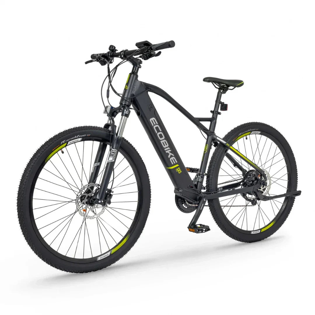 Izdelek je električno kolo, znamke Ecobike, model SX-5. Na sliki je prikazano moderno električno kolo s črnim okvirjem in zelenimi detajli. Ima široke gume, kar omogoča boljšo stabilnost in oprijem na različnih terenih. Kolo je opremljeno z vzmetenjem spredaj in disk zavorami, kar zagotavlja varno vožnjo.