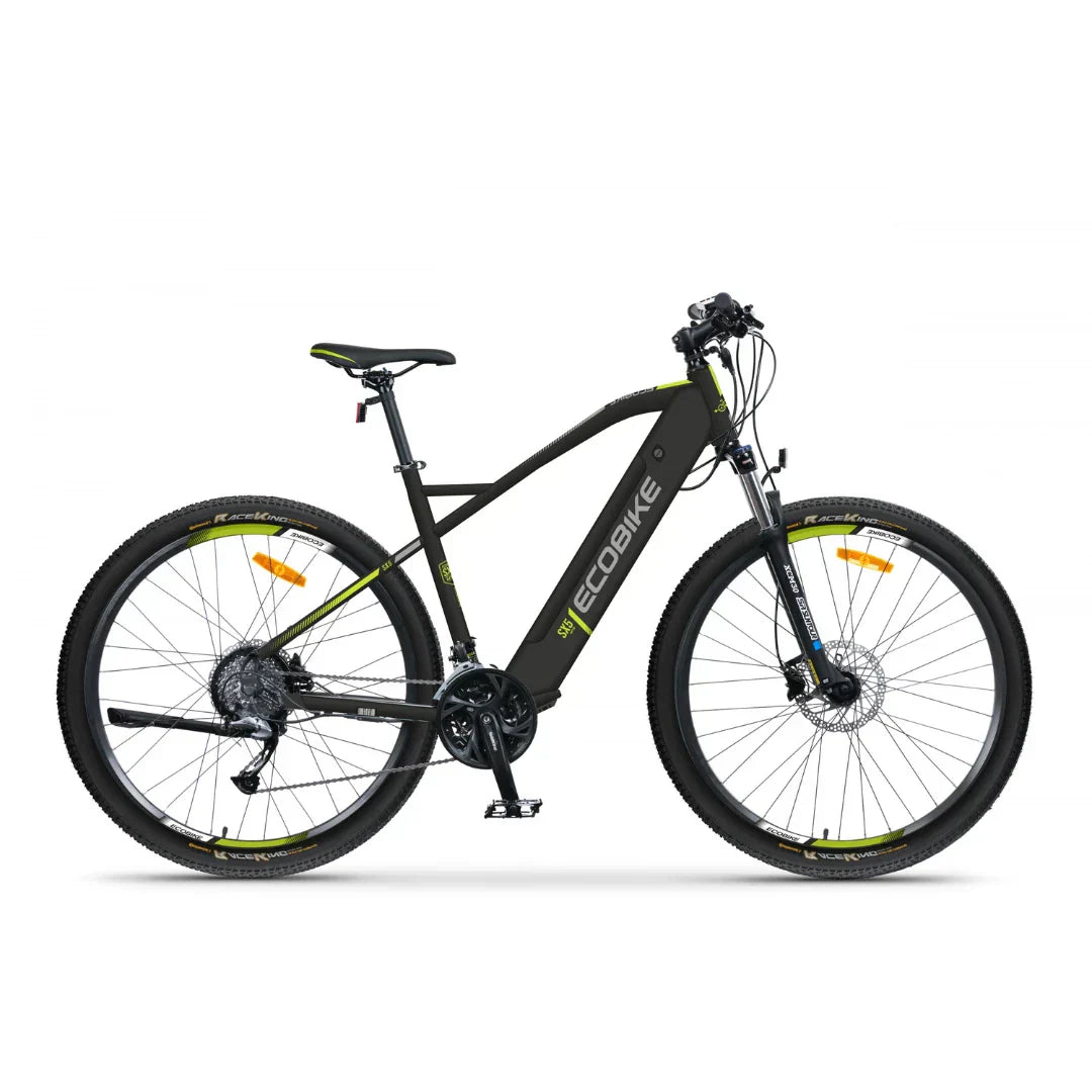 Izdelek na sliki je električno kolo znamke Ecobike, model SX-5. Kolo ima robustno zasnovo, opremljeno z debelimi kolesi, kar omogoča dobro stabilnost in oprijem na različnih terenih. Vidna sta tudi motor in baterija, ki sta integrirana v okvir, kar prispeva k estetiki in funkcionalnosti kolesa. Na krmilu so nameščeni ročaji in menjalnik za enostavno upravljanje.