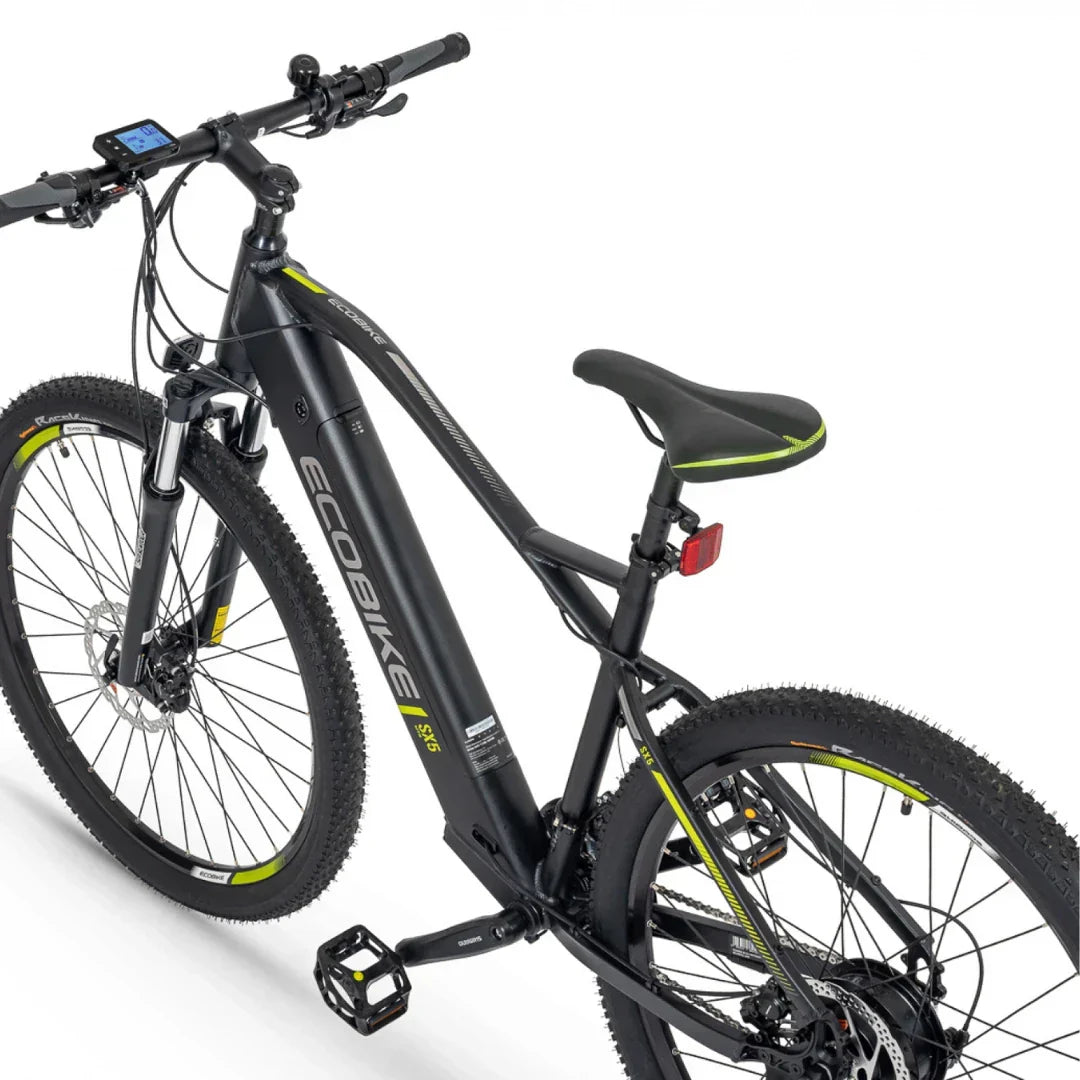 Izdelek je električno kolo, znamke Ecobike, model SX-5. Na sliki je vidna črna okvirna konstrukcija s svetlimi detajli, široki kolesi z grobim profilom za boljšo oprijemljivost, ter digitalni zaslon na krmilu, ki prikazuje informacije o vožnji. Kolo je zasnovano za terensko vožnjo, kar je razvidno iz njegove robustne zasnove in opreme.