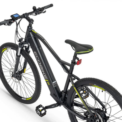 Izdelek je električno kolo, znamke Ecobike, model SX-5. Na sliki je vidna črna okvirna konstrukcija s svetlimi detajli, široki kolesi z grobim profilom za boljšo oprijemljivost, ter digitalni zaslon na krmilu, ki prikazuje informacije o vožnji. Kolo je zasnovano za terensko vožnjo, kar je razvidno iz njegove robustne zasnove in opreme.