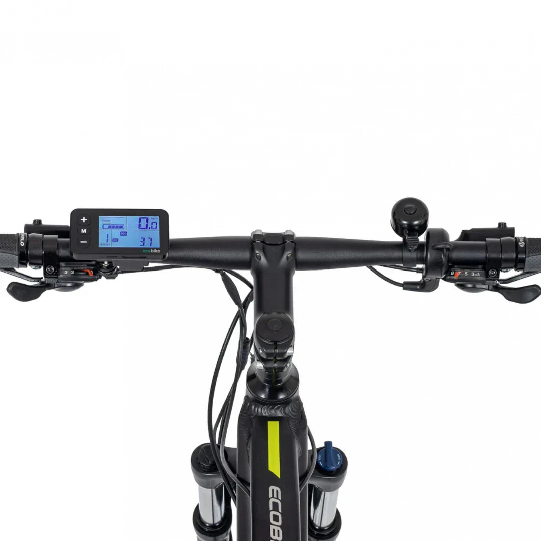Izdelek je električno kolo znamke Ecobike, model SX-5. Na sliki je prikazan nadzorni panel na krmilu, ki vključuje digitalni zaslon za prikaz hitrosti in drugih informacij. Vidni so tudi ročaji, zavorni mehanizmi in zvonec, kar nakazuje na funkcionalnost in udobje pri vožnji.