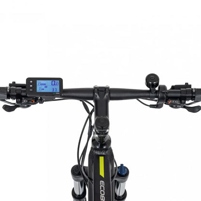 Izdelek je električno kolo znamke Ecobike, model SX-5. Na sliki je prikazan nadzorni panel na krmilu, ki vključuje digitalni zaslon za prikaz hitrosti in drugih informacij. Vidni so tudi ročaji, zavorni mehanizmi in zvonec, kar nakazuje na funkcionalnost in udobje pri vožnji.