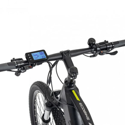 Izdelek je električno kolo, znamke Ecobike, model SX-5. Na sliki je prikazan del krmila, kjer je nameščen digitalni zaslon, ki prikazuje podatke o hitrosti in prevoženi razdalji. Vidni so tudi ročaji in zvonec, kar nakazuje na funkcionalnost in udobje pri vožnji. Kolo ima robusten okvir in široke pnevmatike, kar je primerno za različne terene.