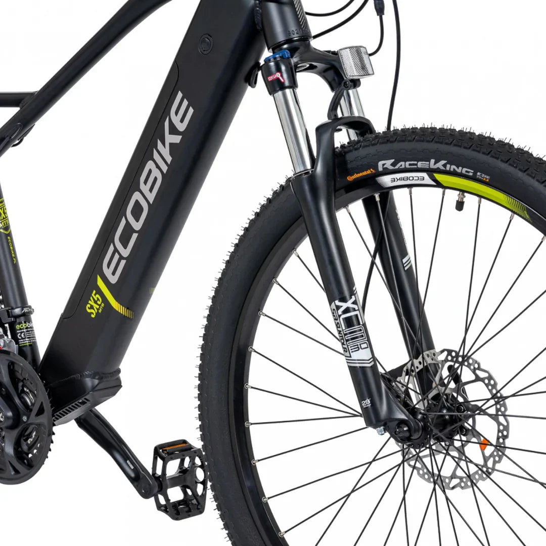 Izdelek na sliki je električno kolo znamke Ecobike, model SX-5. Na sliki je vidna sprednja vilica, kolesa z debelimi pnevmatikami ter del baterije, kar nakazuje na električni pogon. Kolo je zasnovano za terensko vožnjo, kar potrjuje tudi robustna konstrukcija in kakovostni materiali.