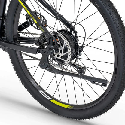 Izdelek je električno kolo, znamke Ecobike, model SX-5. Na sliki je prikazan zadnji del kolesa, kjer so vidni motor, zavorni sistem in veriga. Kolo ima robustno konstrukcijo, kar nakazuje na primernost za različne terene. Oprema vključuje tudi široko pnevmatiko za boljšo stabilnost in oprijem.