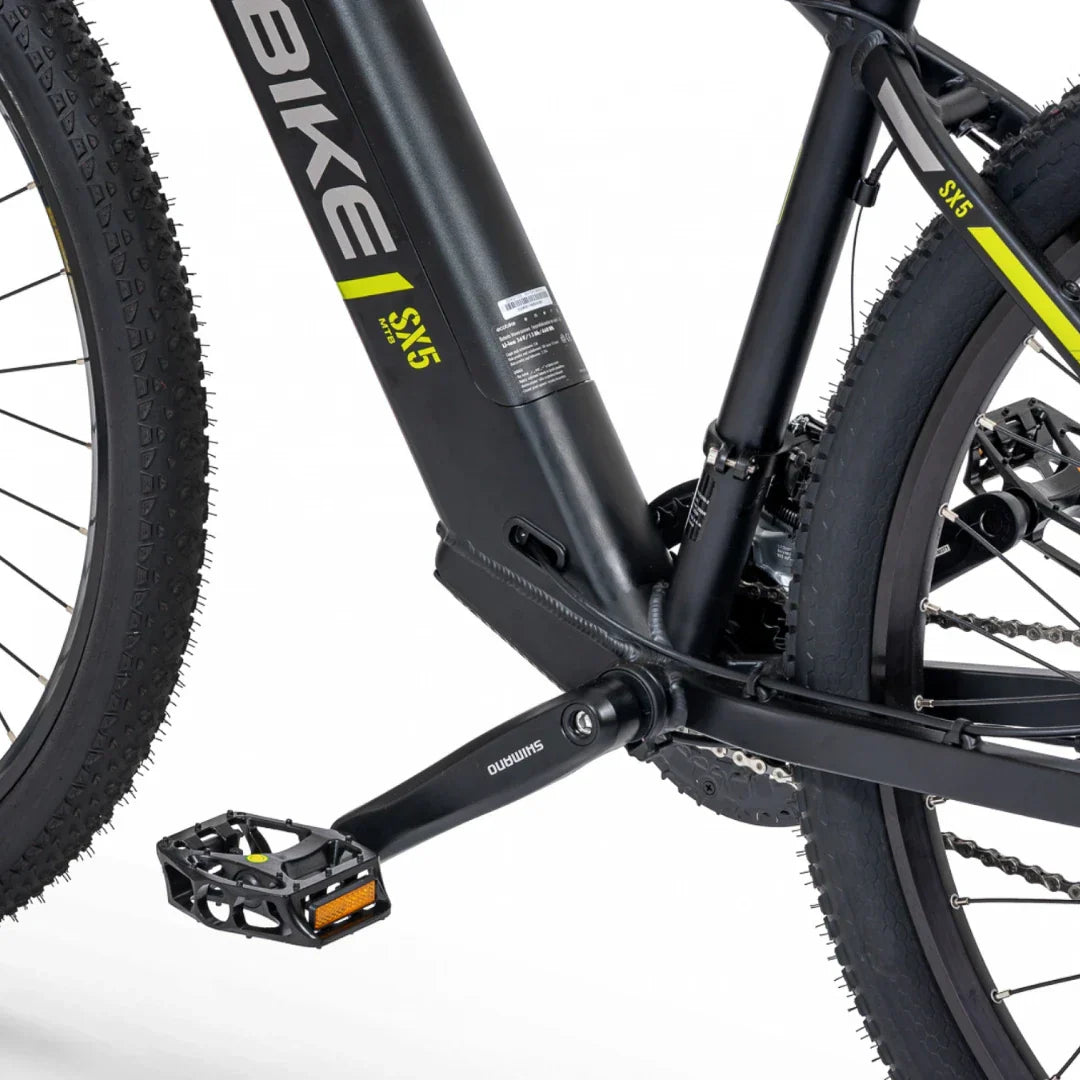 Izdelek na sliki je električno kolo znamke Ecobike, model SX-5. Na sliki je vidna spodnja del kolesa, kjer se nahajajo pedal in okvir. Kolo ima robustne gume, kar nakazuje, da je primerno za različne terene. Značilnosti, kot so oznaka modela in komponenta Shimano na pedalu, dodatno poudarjajo kakovost in zmogljivost tega električnega kolesa.