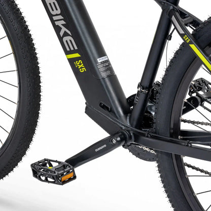 Izdelek na sliki je električno kolo znamke Ecobike, model SX-5. Na sliki je vidna spodnja del kolesa, kjer se nahajajo pedal in okvir. Kolo ima robustne gume, kar nakazuje, da je primerno za različne terene. Značilnosti, kot so oznaka modela in komponenta Shimano na pedalu, dodatno poudarjajo kakovost in zmogljivost tega električnega kolesa.