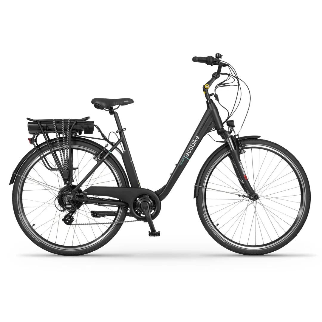 Na sliki je električno kolo znamke Ecobike. Kolo ima moderno zasnovo s širokimi pnevmatikami in nizkim okvirjem, kar olajša vstop in izstop. Na zadnjem delu kolesa je nameščena baterija, kar nakazuje, da je kolo zasnovano za udobno vožnjo po mestnih ulicah. Rdeči detajli na kolesu dodajajo estetski pridih.