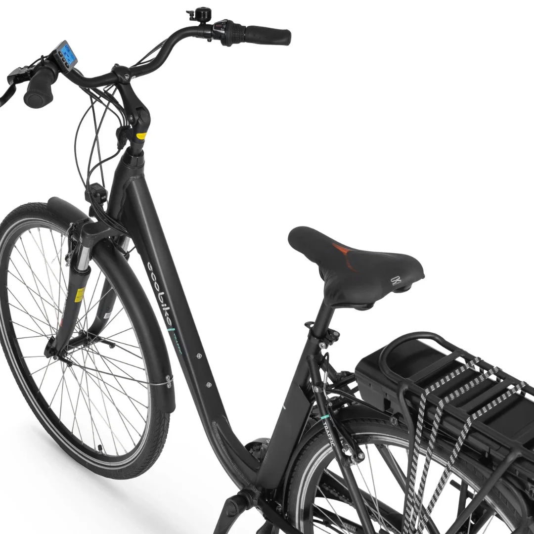 Na sliki je električno kolo znamke Ecobike. Kolo ima udoben sedež in je zasnovano za mestno vožnjo, kar je razvidno iz njegovega oblikovanja in dodatkov, kot je nosilec za baterijo na zadnjem delu. Krmilo je opremljeno z digitalnim zaslonom, ki prikazuje podatke o vožnji. Kolo ima tudi široke pnevmatike, kar zagotavlja stabilnost in udobje pri vožnji.