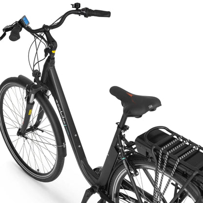 Na sliki je električno kolo znamke Ecobike. Kolo ima udoben sedež in je zasnovano za mestno vožnjo, kar je razvidno iz njegovega oblikovanja in dodatkov, kot je nosilec za baterijo na zadnjem delu. Krmilo je opremljeno z digitalnim zaslonom, ki prikazuje podatke o vožnji. Kolo ima tudi široke pnevmatike, kar zagotavlja stabilnost in udobje pri vožnji.