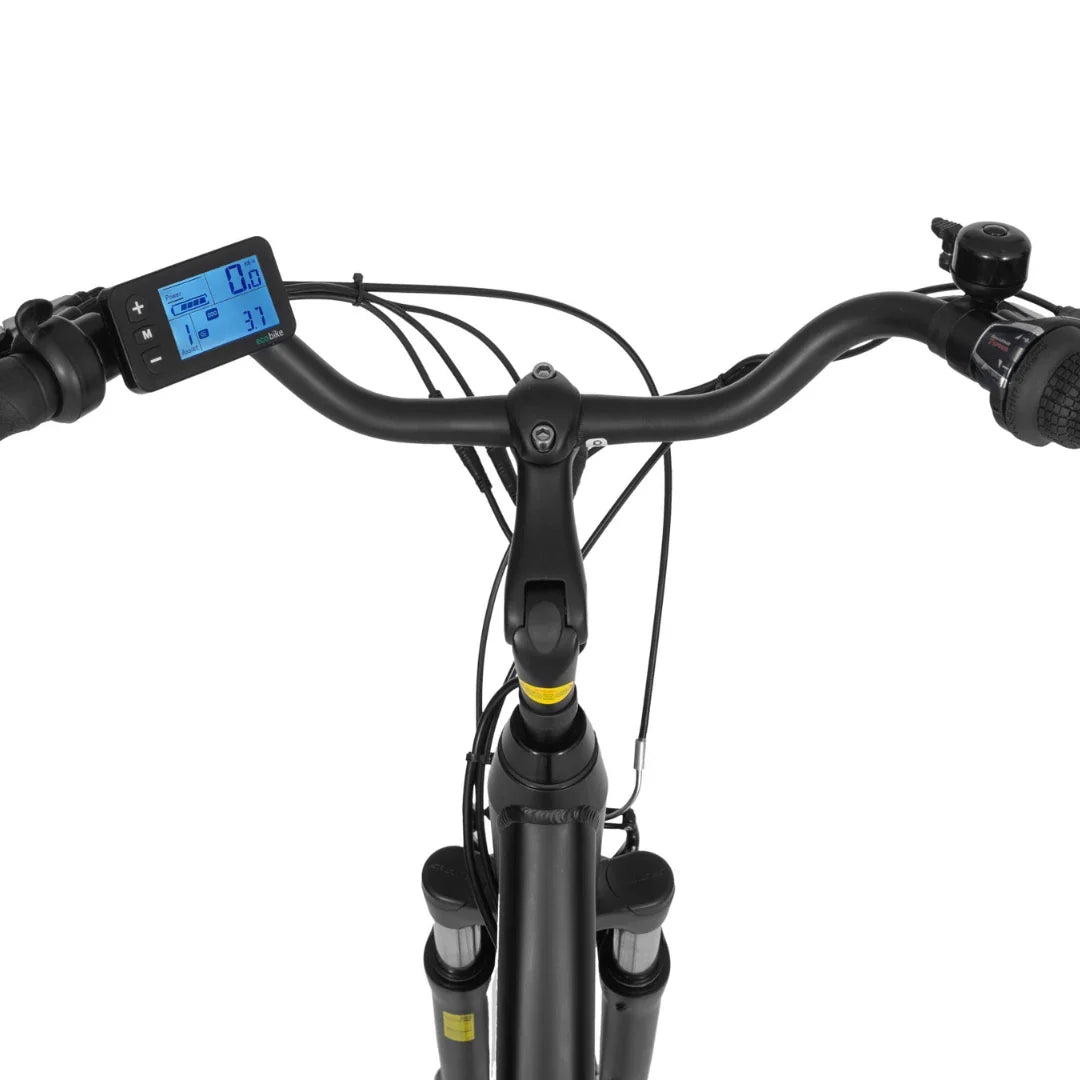 Na sliki je električno kolo znamke Ecobike, model Traffic. Vidna je sprednja stran krmila, kjer je nameščen digitalni zaslon, ki prikazuje informacije o hitrosti in prevoženi razdalji. Krmilo je opremljeno z ročaji in zvončkom, kar nakazuje na funkcionalnost in udobje pri vožnji.