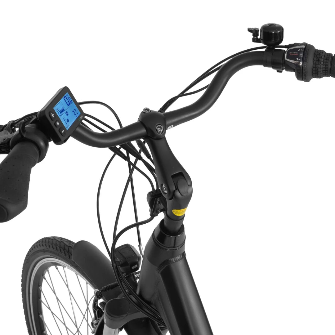 Od blizu posneto krmilo in zaslon električnega kolesa, ki prikazuje prometne funkcije Ecobike.