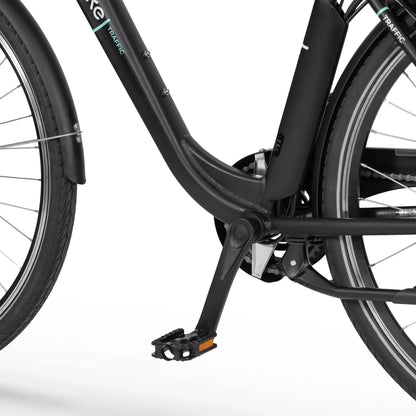 Od blizu posnet Električno kolo Ecobike Traffic, ki prikazuje okvir in pedala.