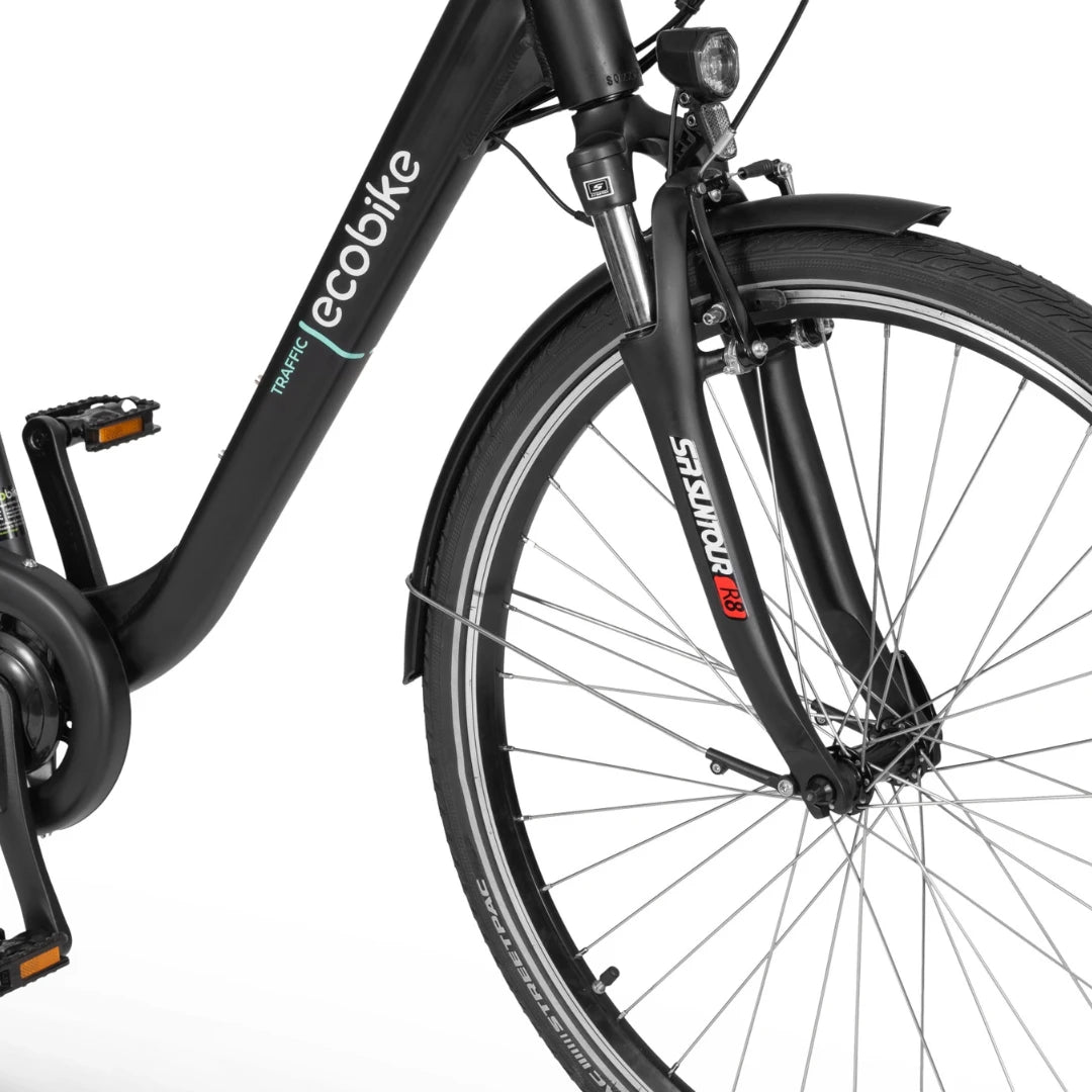Od blizu posnet Električni kolo Ecobike, ki prikazuje sprednje kolo in vilice v mestnem prometu.