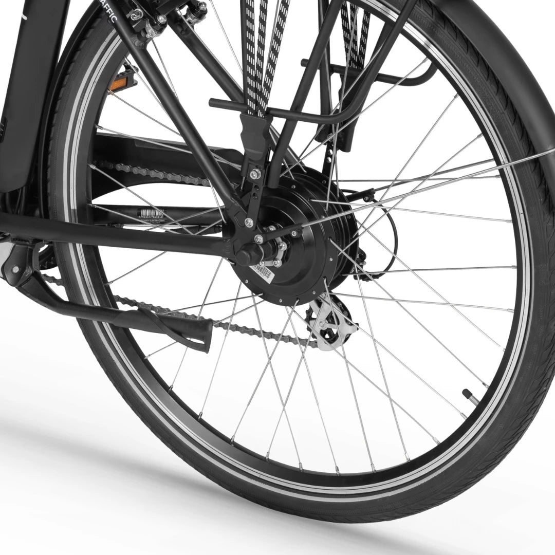Od blizu kolo električnega kolesa, ki prikazuje oblikovne značilnosti prometa Ecobike.