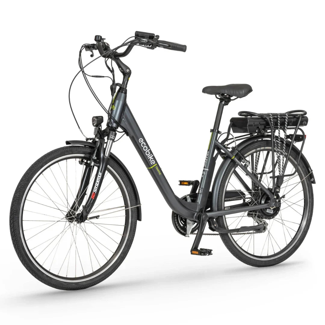 Na sliki je električno kolo znamke Ecobike, model Traffic. Kolo ima udoben okvir z nizkim prečnim členom, kar olajša vstop. Oprejeno je z električnim motorjem, baterijo na zadnjem delu in klasičnimi kolesi. Vidna sta tudi sprednja luč in ročaji na krmilu, kar kaže na funkcionalnost in udobje pri vožnji.