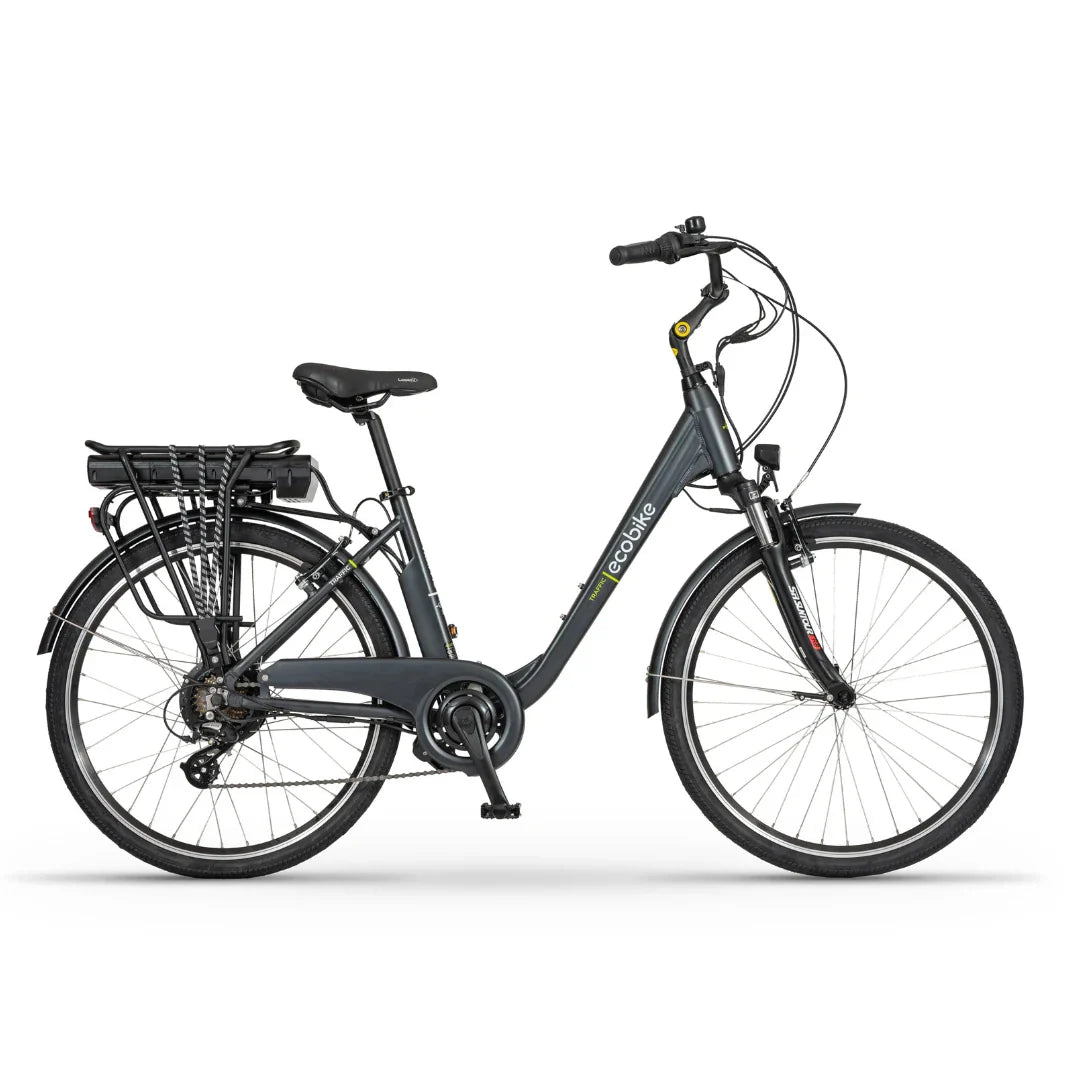 Izdelek na sliki je električno kolo znamke Ecobike. Kolo ima udoben okvir z nizkim vstopom, kar olajša uporabo, ter je opremljeno z električnim motorjem in baterijo, ki je nameščena na zadnjem delu kolesa. Na sliki so vidni tudi široki pnevmatiki in ergonomsko oblikovana sedežna površina, kar zagotavlja udobno vožnjo. Kolo je zasnovano za mestno vožnjo in rekreacijo.