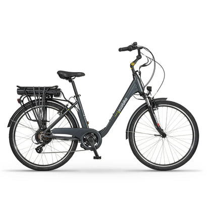 Izdelek na sliki je električno kolo znamke Ecobike. Kolo ima udoben okvir z nizkim vstopom, kar olajša uporabo, ter je opremljeno z električnim motorjem in baterijo, ki je nameščena na zadnjem delu kolesa. Na sliki so vidni tudi široki pnevmatiki in ergonomsko oblikovana sedežna površina, kar zagotavlja udobno vožnjo. Kolo je zasnovano za mestno vožnjo in rekreacijo.