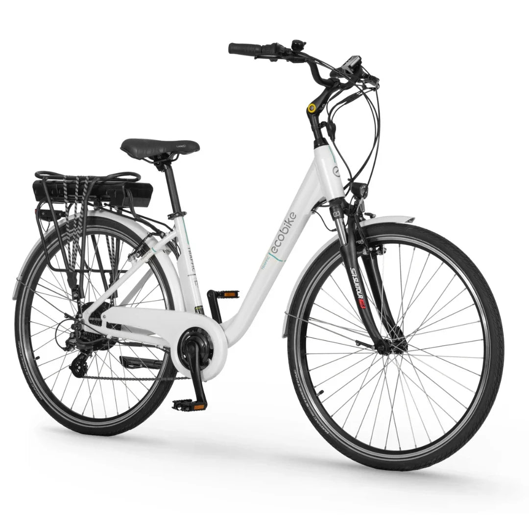 Izdelek na sliki je električno kolo znamke Ecobike. Kolo ima belo barvo in je zasnovano za udobno vožnjo, kar je razvidno iz nizkega okvirja in širokega sedeža. Na zadnjem delu kolesa je nameščen akumulator, kar omogoča električni pogon. Kolo je opremljeno s standardnimi kolesarskimi komponentami, kot so krmilo in zavore, kar zagotavlja udobno in varno vožnjo.