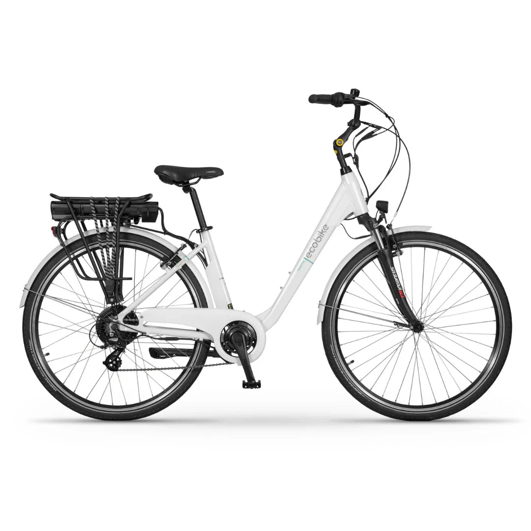 Izdelek na sliki je električno kolo znamke Ecobike. Kolo ima belo barvo in je zasnovano za udobno vožnjo, kar je razvidno iz njegove ergonomične oblike in širokega sedeža. Na zadnjem delu kolesa je nameščena baterija, kar omogoča električni pogon. Kolo je opremljeno s standardnimi kolesarskimi komponentami, kot so krmilo in zavore, kar ga naredi primerno za mestno vožnjo.