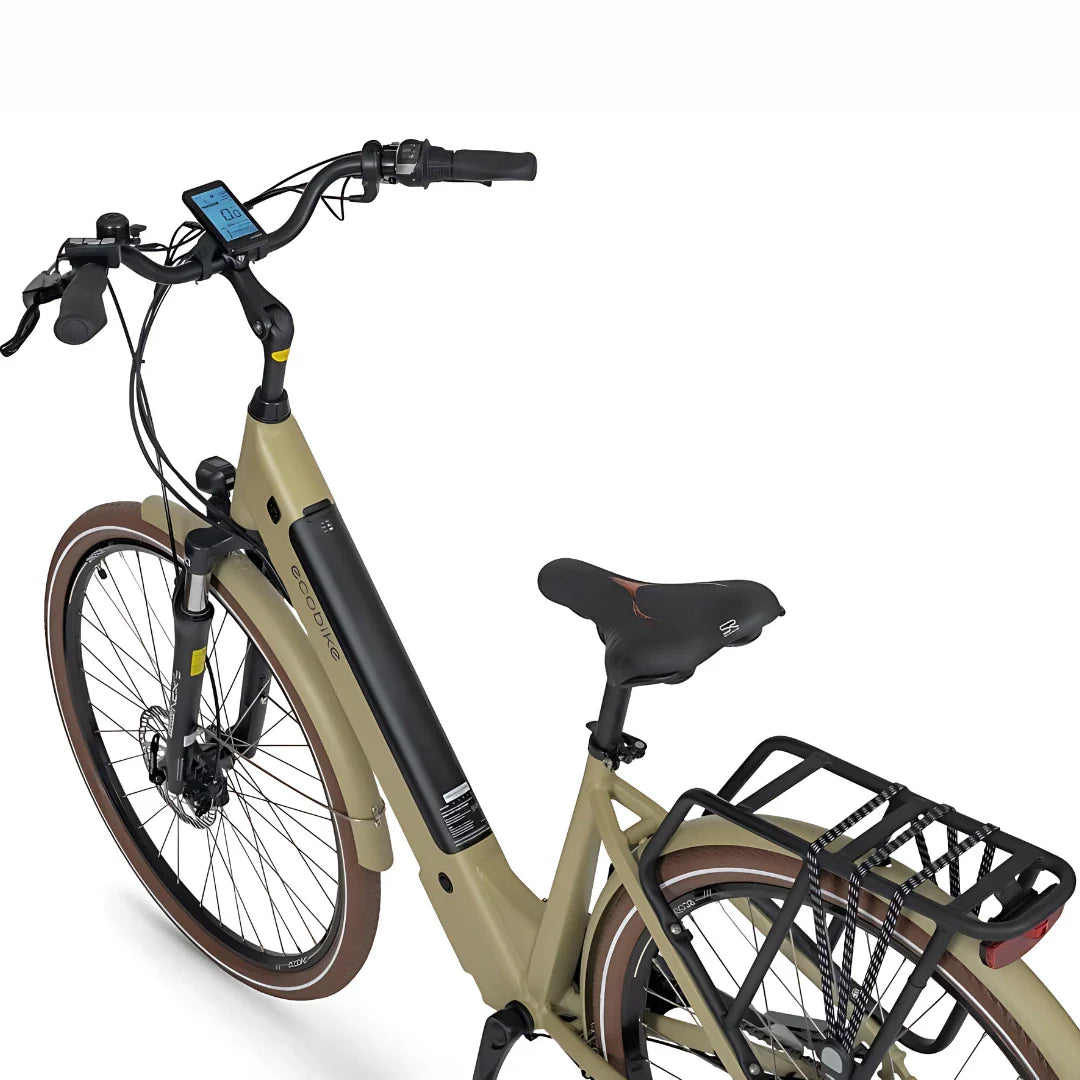 Izdelek na sliki je električno kolo znamke Ecobike, model X-City. Na sliki je vidna sprednja in zadnja stran kolesa, krmilo z digitalnim zaslonom ter udobno sedežno mesto. Kolo ima tudi nosilec za prtljago na zadnjem delu, kar omogoča enostavno prevažanje stvari. Barvna kombinacija je nevtralna, kar daje modern videz.