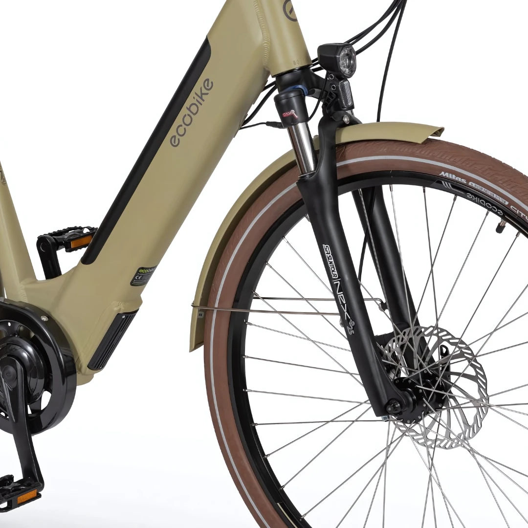 Od blizu posnet Električno kolo Ecobike X City, ki prikazuje podrobnosti njegovega okvirja in sprednjega kolesa.