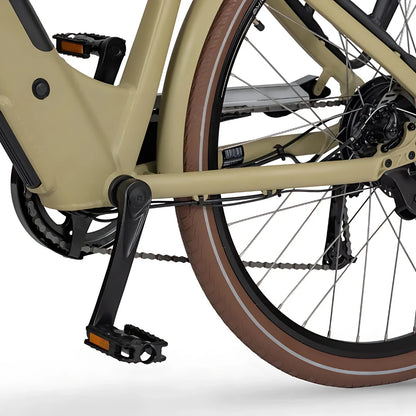 Izdelek je električno kolo znamke Ecobike, model X-City. Na sliki je prikazan del okvirja, pedal in zadnje kolo kolesa. Barva okvirja je svetla, kolo pa ima rjave pnevmatike z belim obodom. Vidna je tudi veriga in del mehanizma za prestavljanje.